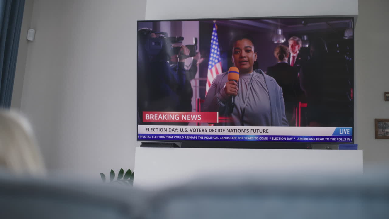 텔레비전에서 선거 뉴스를 보는 사람