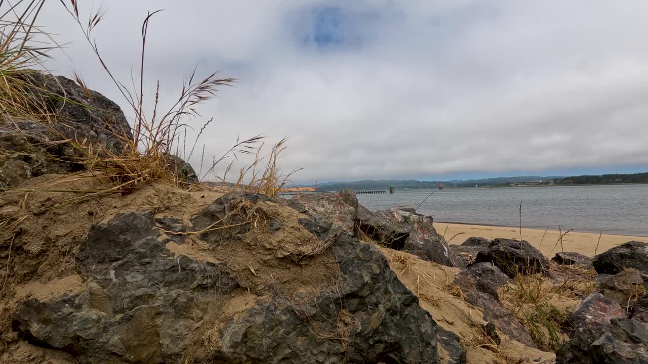 rocas costeras en el paseo marítimo