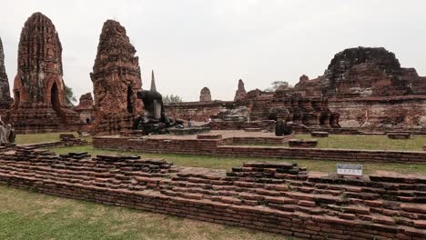 el lapso de tiempo de las nubes sobre las ruinas del templo histórico