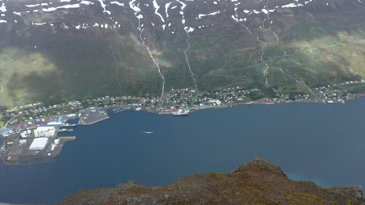 vista de la remota ciudad de islandia eskifjörður desde el pico de la montaña hólmatindur