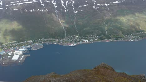 Vista-De-La-Remota-Ciudad-De-Islandia-Eskifjörður-Desde-El-Pico-De-La-Montaña-Hólmatindur