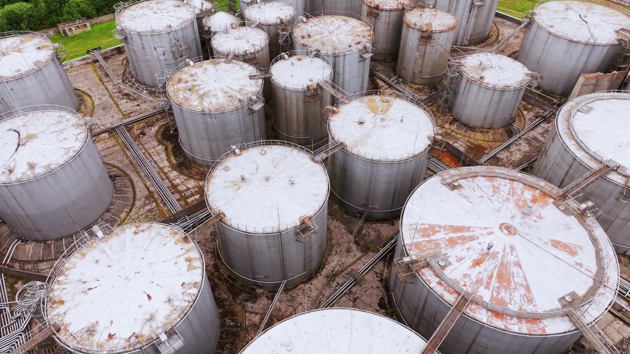 Rostende Treibstofftanks, die industriellen Niedergang und Konfliktfolgen hervorheben.