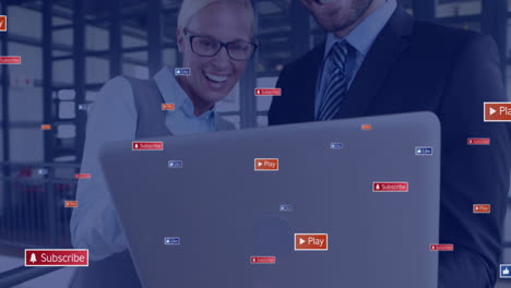 animación de iconos y procesamiento de datos sobre diversas personas de negocios en la oficina