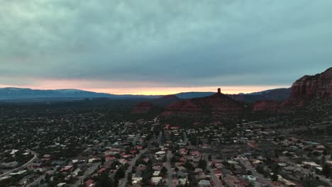 Vista-Aérea-Panorámica-De-La-Ciudad-De-Sedona-Y-Las-Montañas-De-Roca-Roja-Al-Atardecer-En-Arizona,-Estados-Unidos