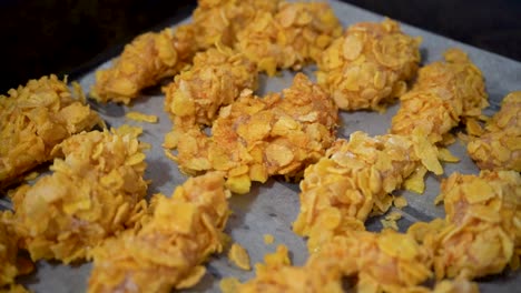 Rohes-Hähnchen-In-Cornflakes-Mantel-Auf-Einem-Backblech