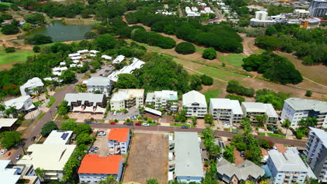 edificios de apartamentos en el campo de golf en el área suburbana drone aéreo