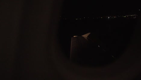 ala de avión vista desde la ventana mientras aterriza