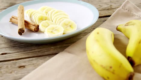 Cinnamon-sticks-and-chopped-bananas-on-plate