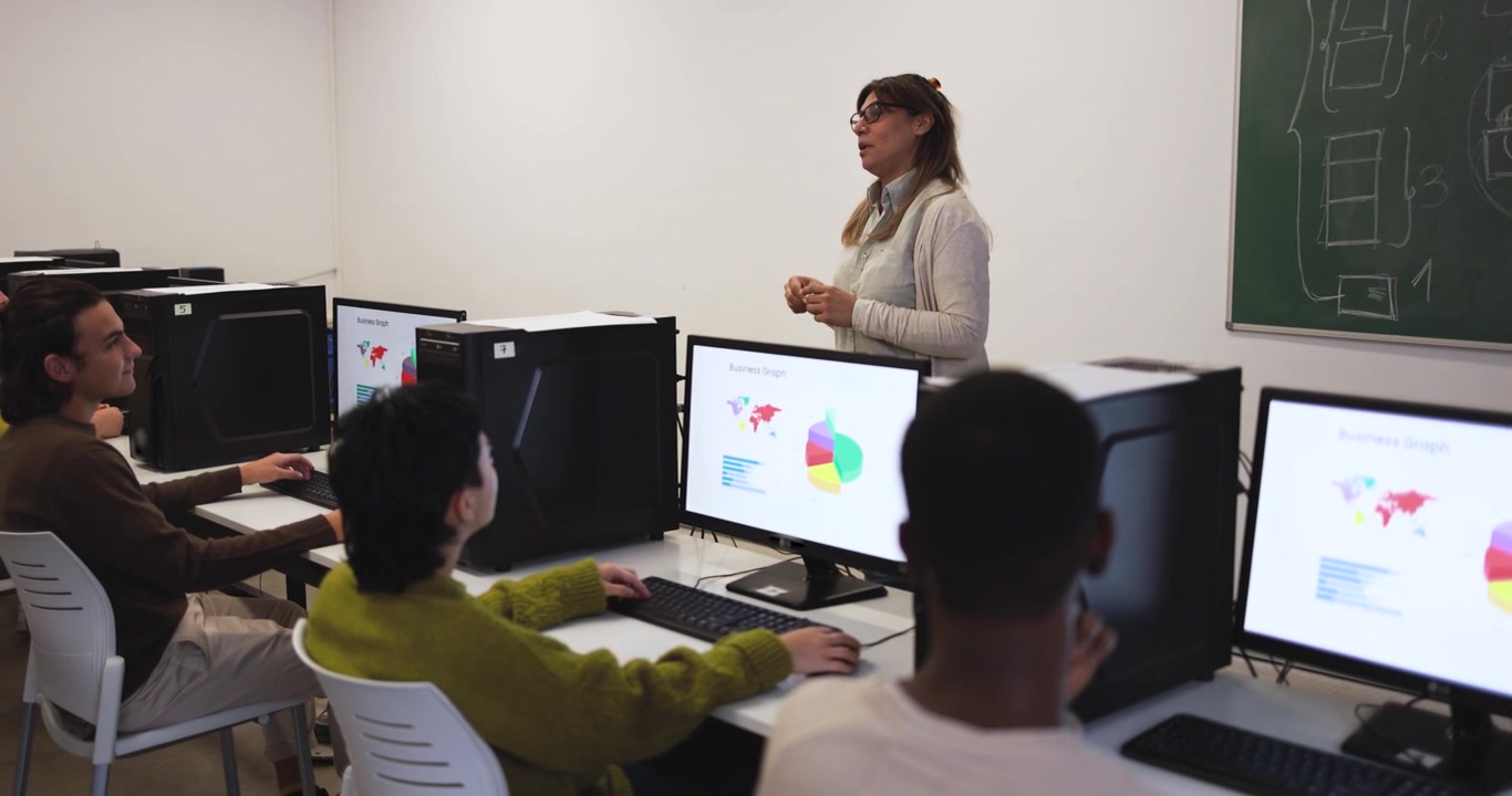 Insegnante che fa una presentazione agli studenti nel laboratorio di informatica