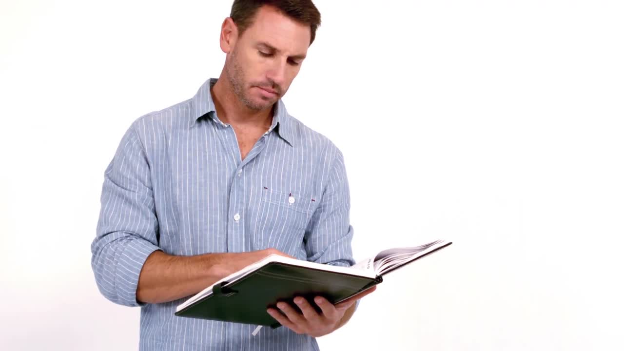 un hombre casual que planea su horario