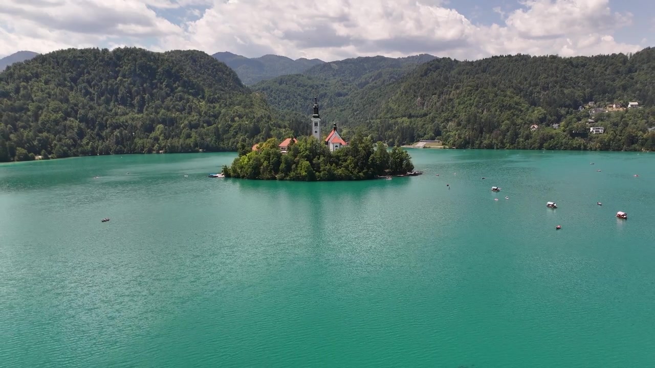 Ripresa con drone del Lago di Bled con l'Isola della Chiesa