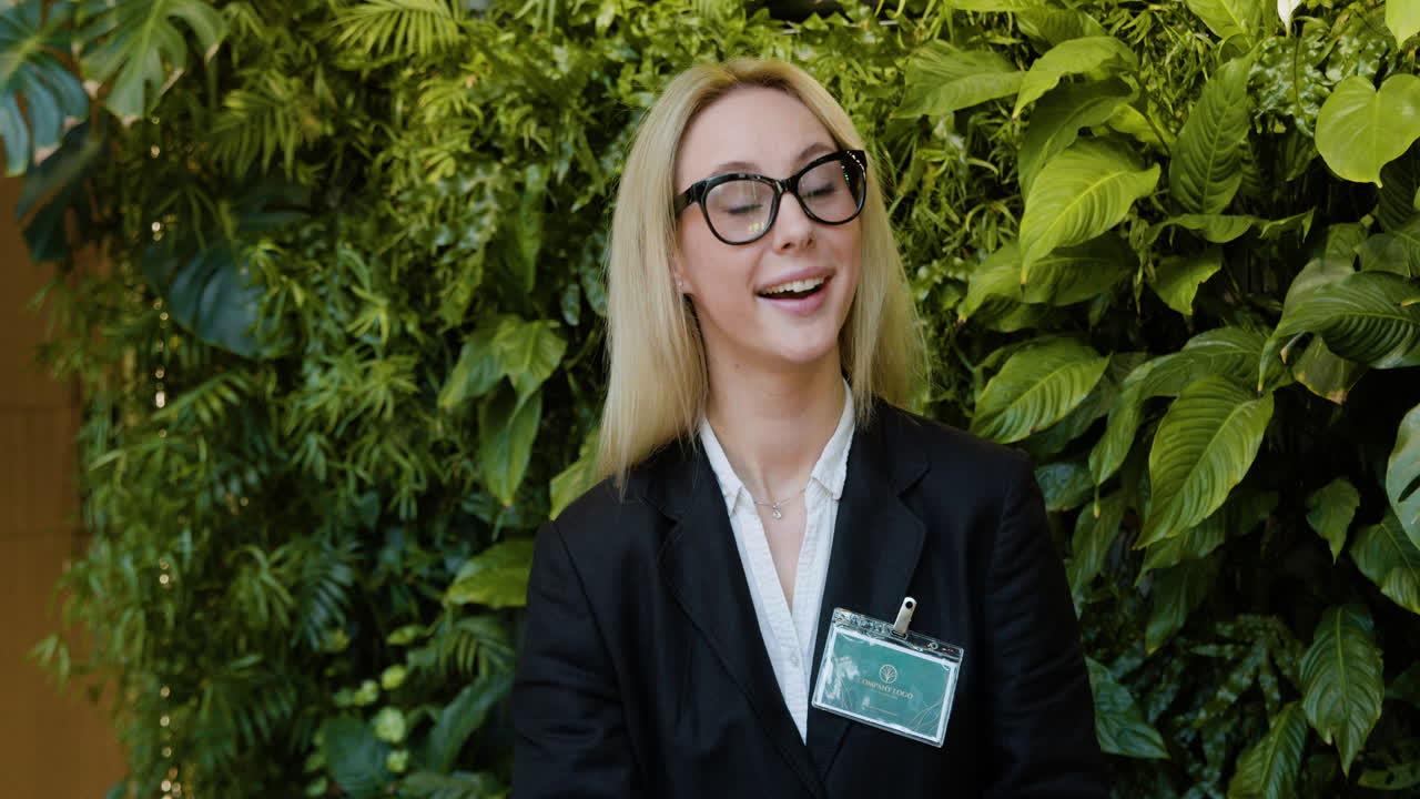 카운터 뒤에 있는 금발 리셉션 담당자