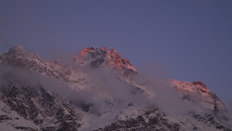 luz de la mañana del amanecer a través del pico de montaña más alto de zugspitze en los alpes alemanes