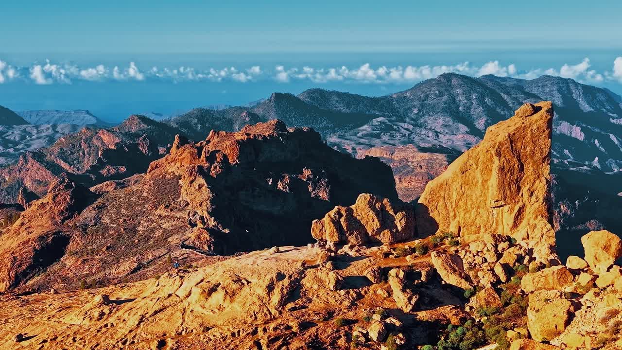 Veduta aerea delle montagne di Gran Canaria, Spagna, con l'oceano in lontananza