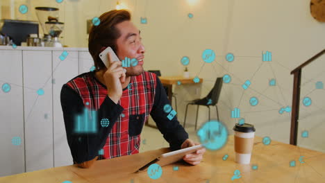 animación de iconos de los medios sobre el empresario asiático hablando en el teléfono inteligente.