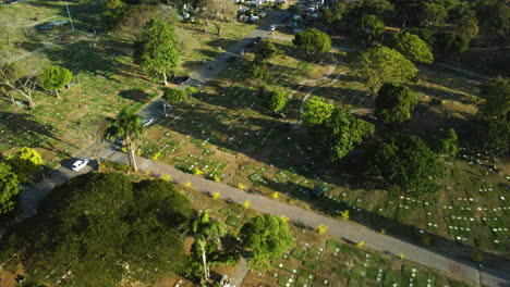 Toma-Aérea-Inclinada-Sobre-Tumbas-En-El-Parque-Conmemorativo-De-Manila,-Parañaque,-Filipinas