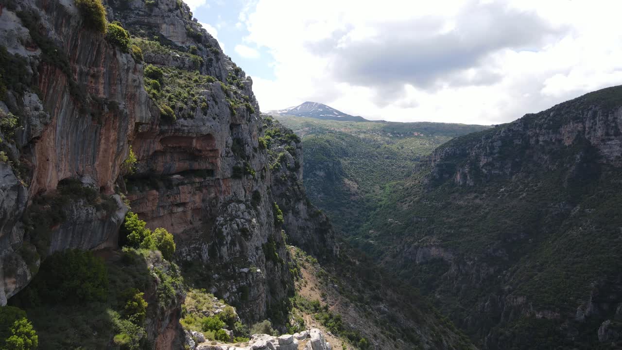 vista aérea del cañón y acantilados escarpados en el valle de qadisha, líbano el día de verano