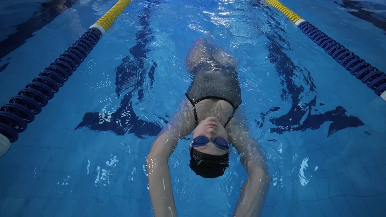 수영장 에서 수영 하는 운동적 인 젊은 여자