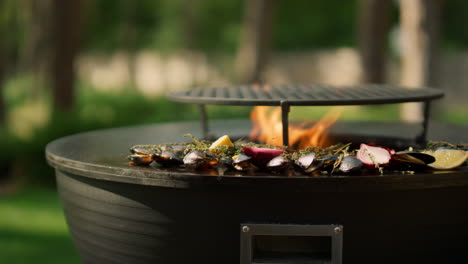 Closeup-mussels-browning-outside.-Seafood-grilling-on-grill-on-backyard