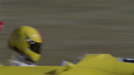 un coche de carreras se mueve alrededor de una pista