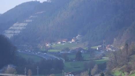 Extreme-Totalaufnahme-Der-Autobahn-Neben-Häusern