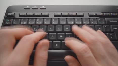 hombre escribiendo en un teclado. de cerca. lapso de tiempo