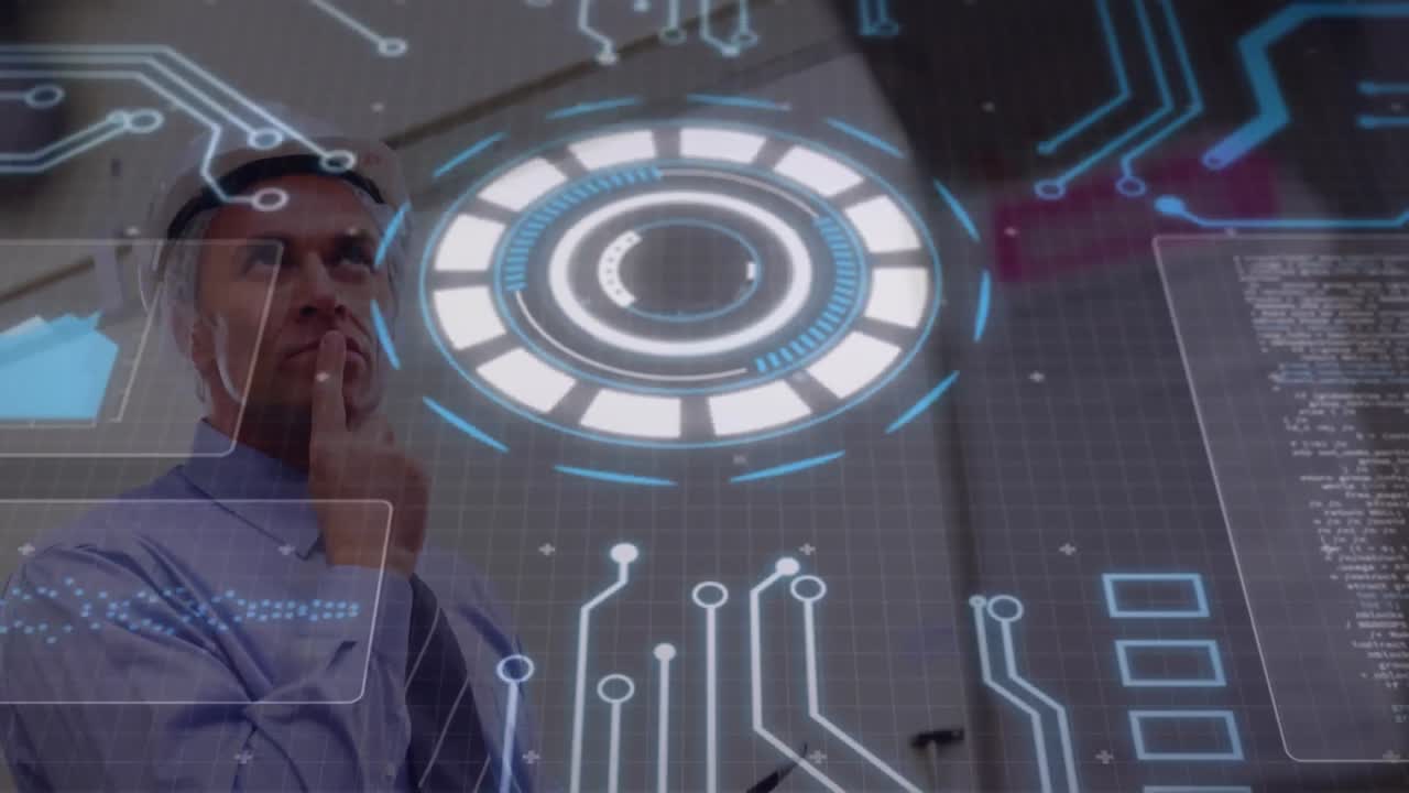 animación de un escáner circular brillante que gira con una placa de circuito, sobre un hombre con casco duro