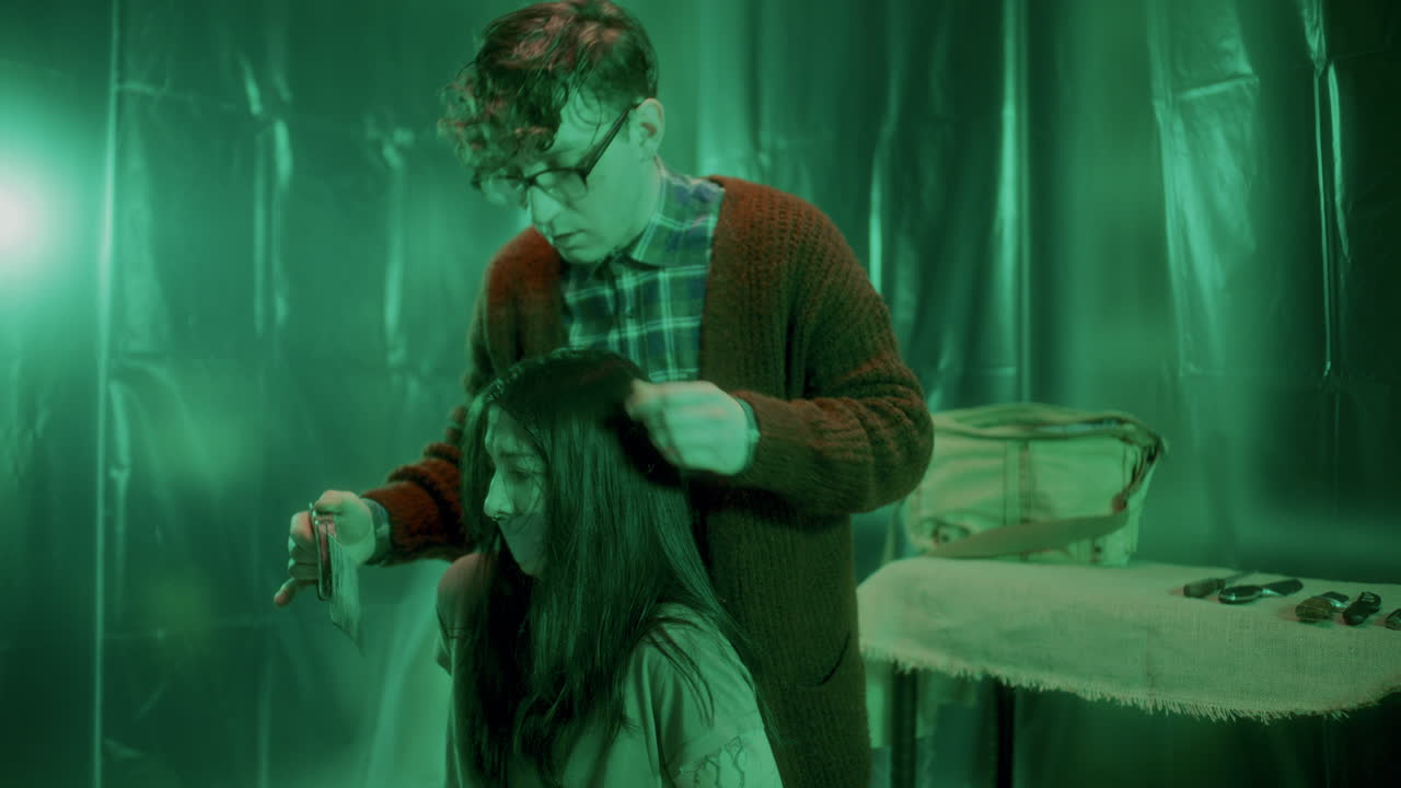 asesino en serie aterrador víctima femenina con cuchillo y sierra en el sótano