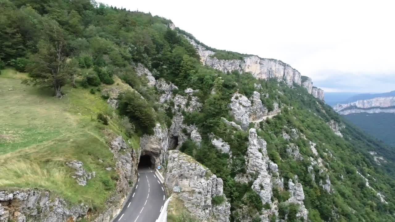 프랑스 를 가로지르는 산길 의 아름다운 드론  ⁇