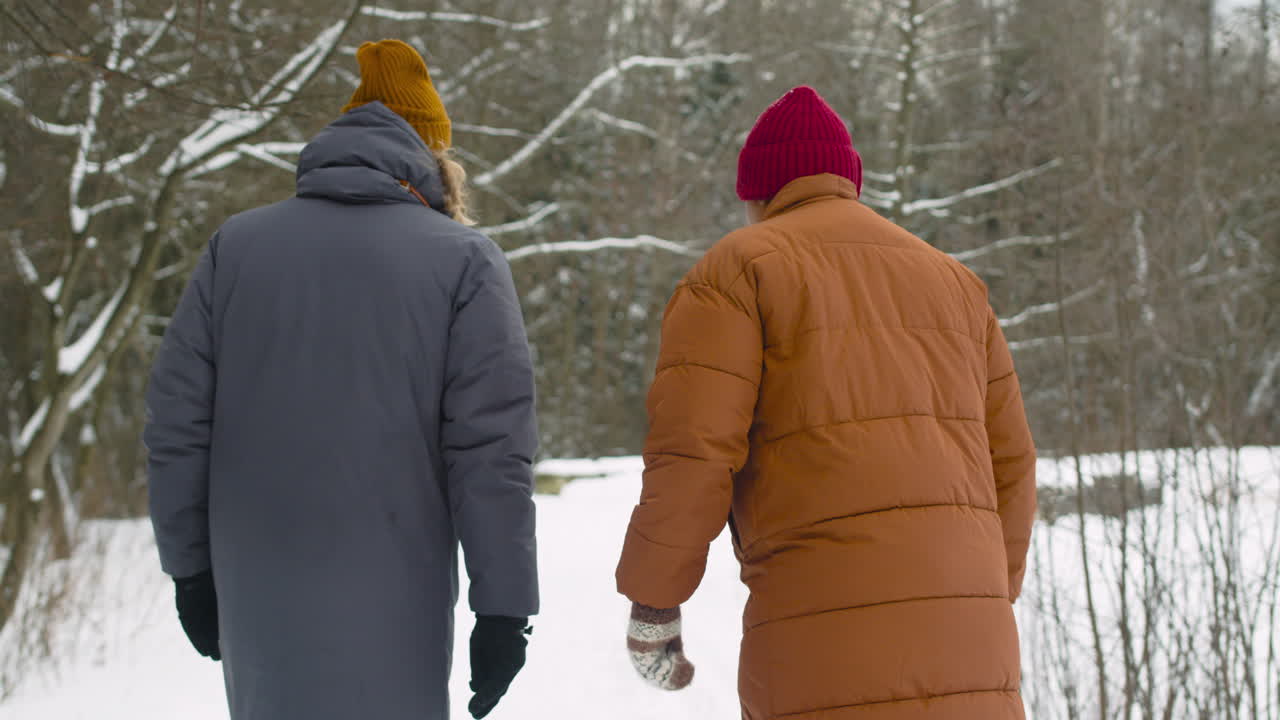 grupo de cuatro jóvenes amigos brindando con una botella de cerveza mientras bailan en la discoteca