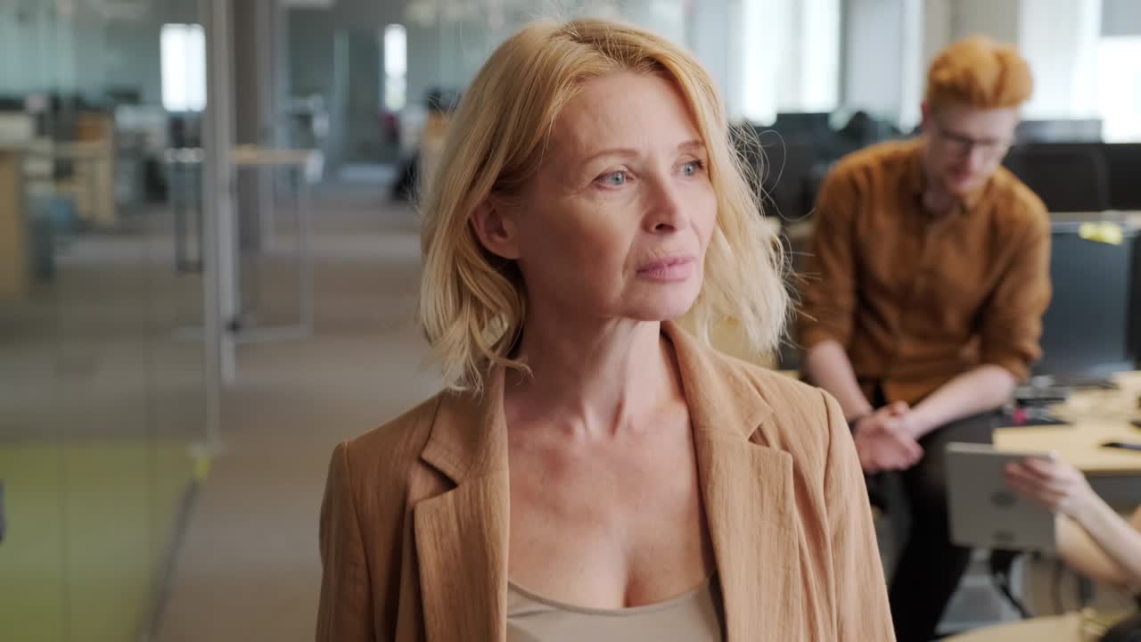 Donna d'affari che cammina in ufficio