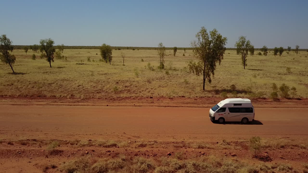 오스트레일리아의 내륙에서 운전