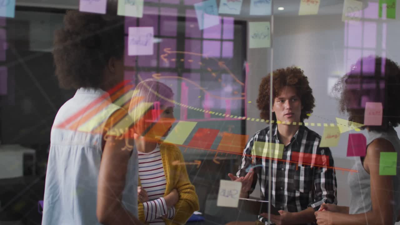 animación del procesamiento de estadísticas financieras sobre colegas de negocios hablando