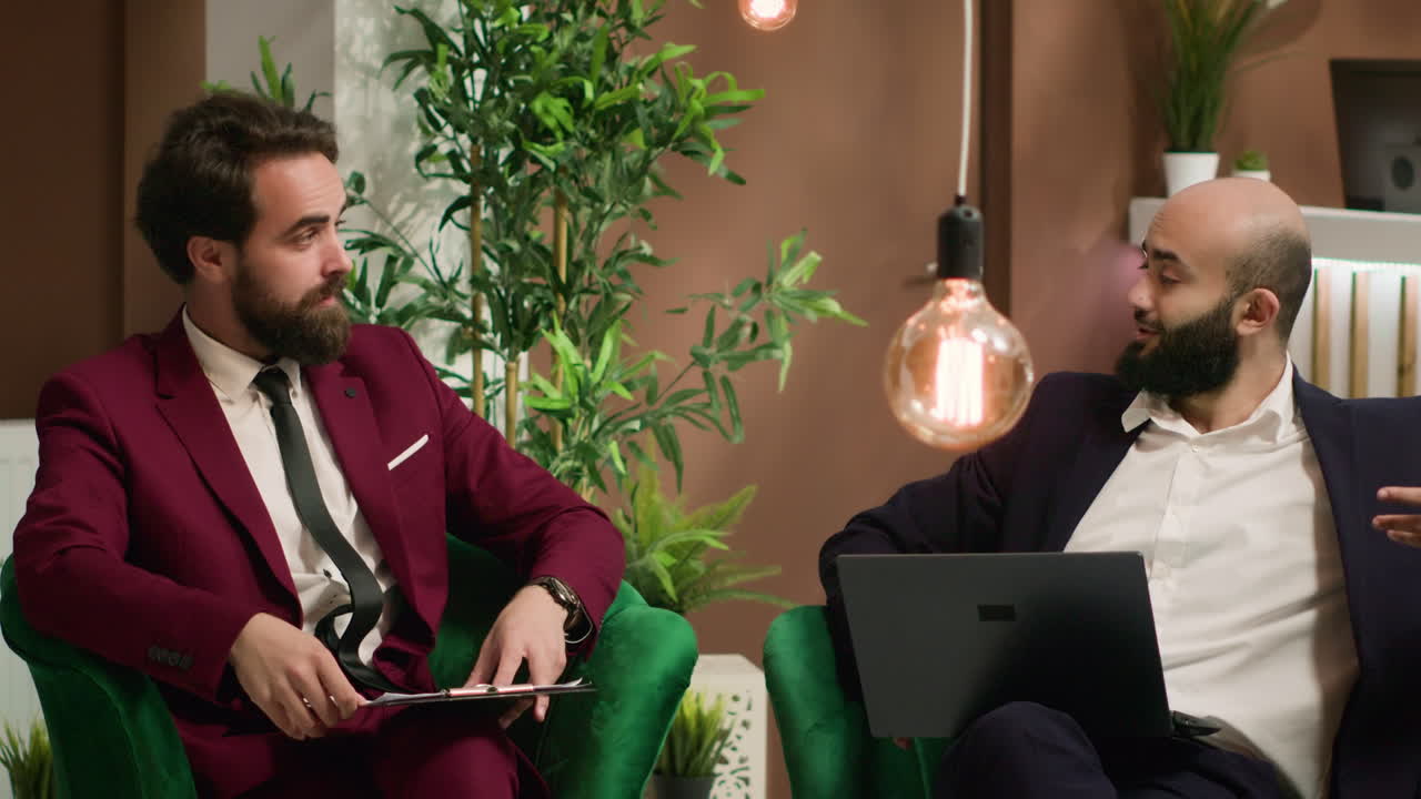 los colaboradores construyen una conexión futura