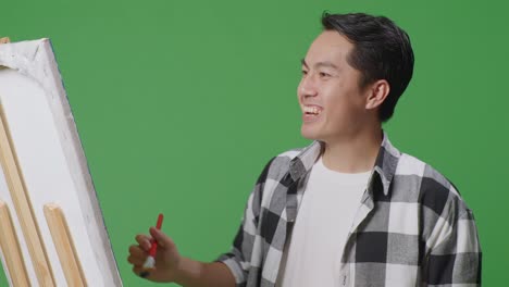 남자가 기발하게 기둥 위에 그림을 그리고 있다