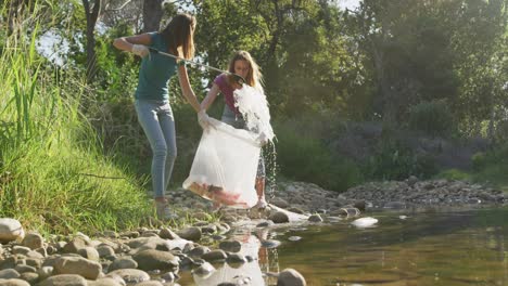 Mittlere-Erwachsene,-Die-Sich-Beim-Flussreinigungstag-Ehrenamtlich-Engagieren