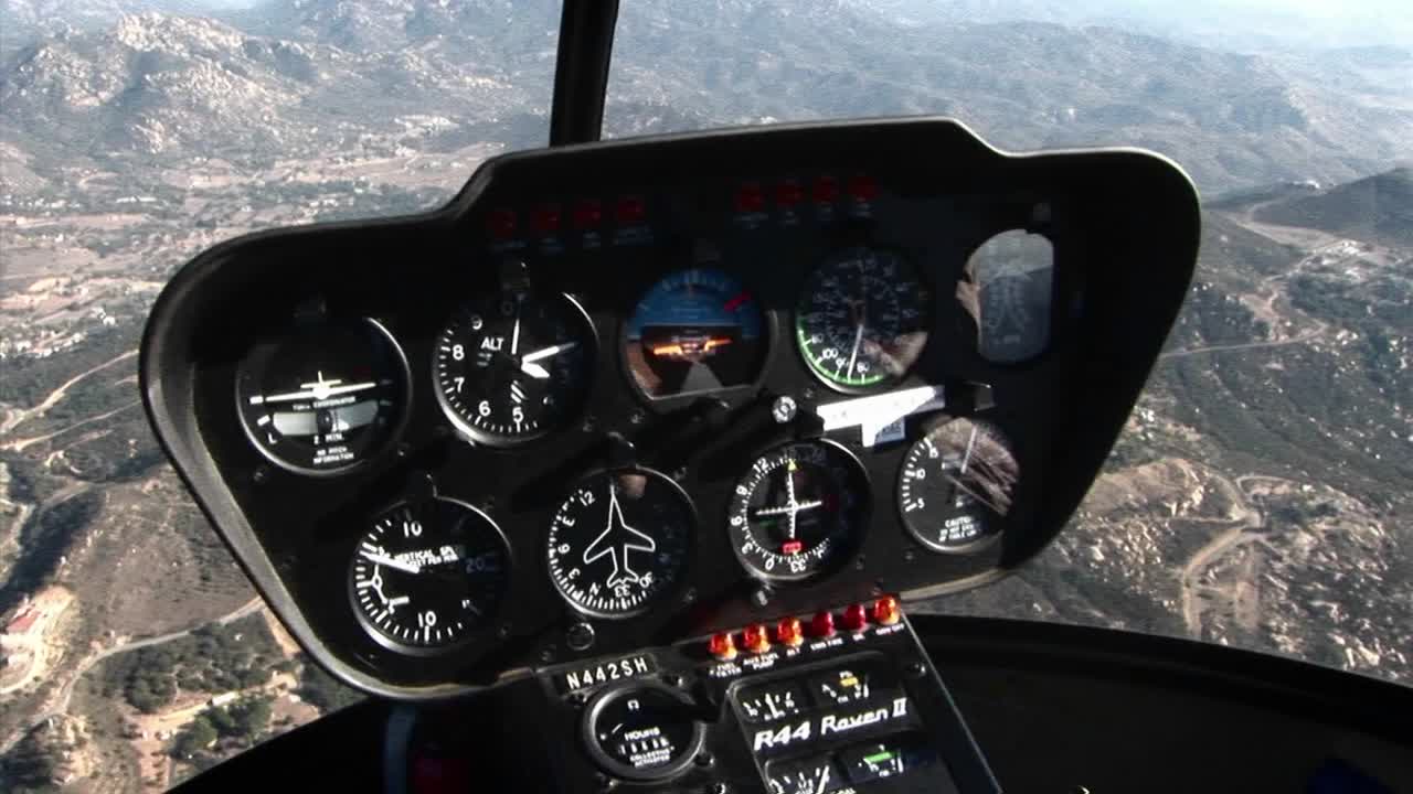 비행기가 산간 지역을 날다