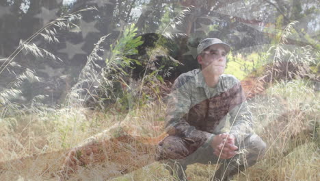 animación de la bandera de américa, hombre caucásico de pie, soldado sentado en posición de sentadilla en el bosque