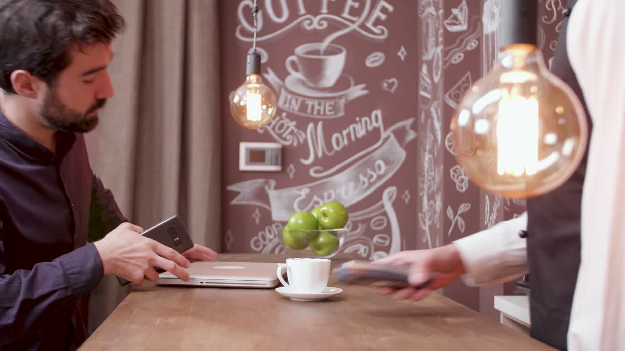 hombre trabajando en un café