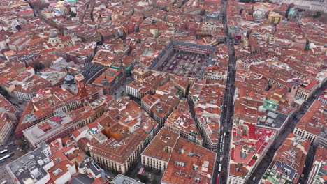 Toma-Aérea-De-La-Plaza-Mayor-De-Madrid-Tejados-Mediterráneos-Capital-De-España