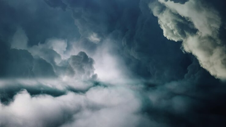 Temporale nel cielo con nuvole scure 4K