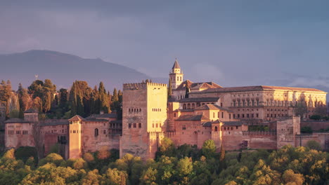 puesta de sol con la alhambra de granada como tema principal