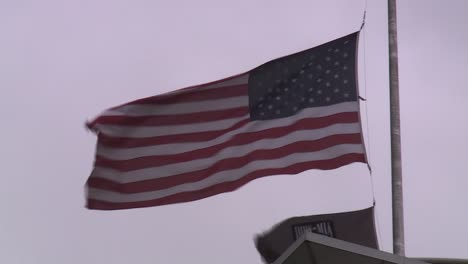 Amerikanische-Flagge-Und-Pow-Mia-Flagge-An-Windigen-Tagen-Auf-Halbem-Stab