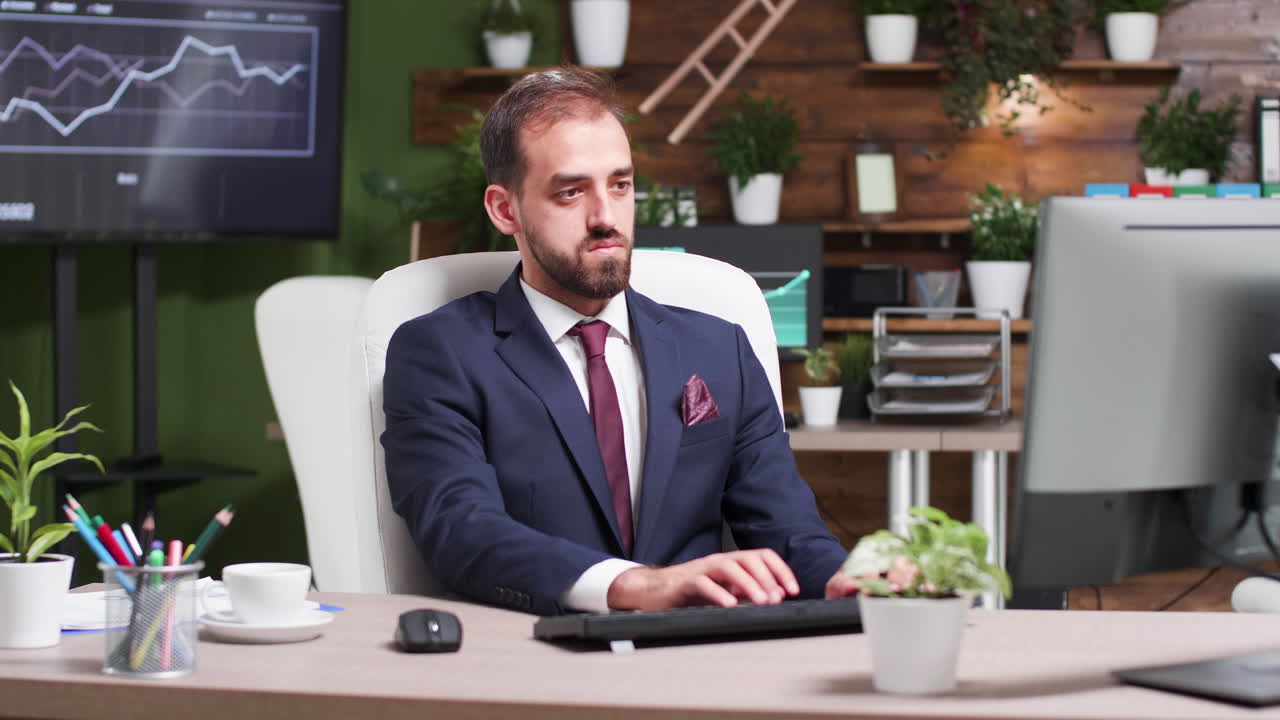 Modern bir ofiste masasında çalışan iş adamı