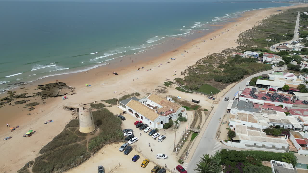 volando hacia la playa desde la ciudad rural española