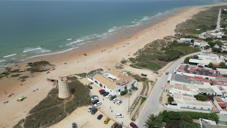 Fliegen-In-Richtung-Strand-Von-Der-Ländlichen-Spanischen-Stadt