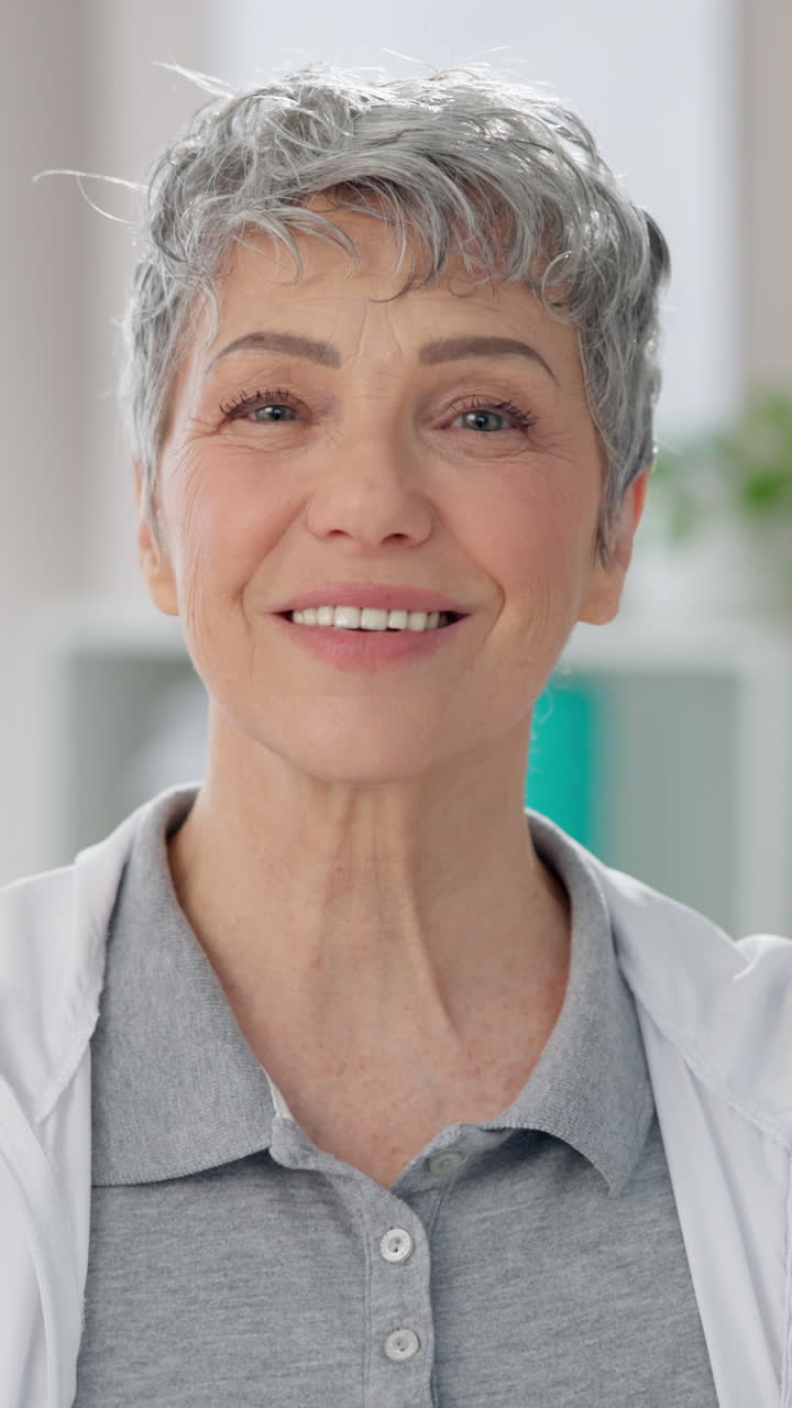 retrato de una mujer mayor sonriente