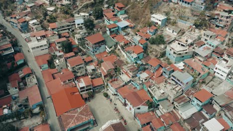 Drone-Hacia-Los-Coloridos-Techos-De-Santa-Catarina-Palopo-En-El-Lago-De-Atitlán,-Guatemala