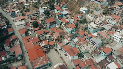 drone hacia los coloridos techos de santa catarina palopo en el lago de atitlán, guatemala
