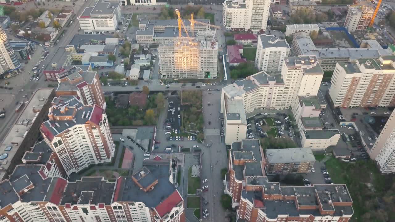 Vista Aérea de uma Cidade com Canteiro de Obras
